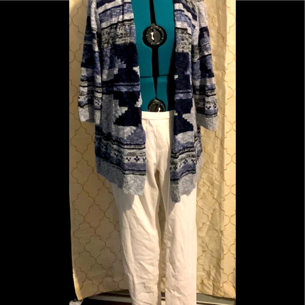 Super soft and comfy white jeggings with faux pockets on front about 35” long
